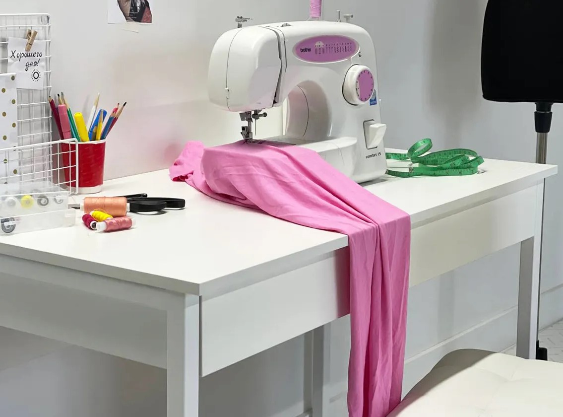 картинка Юниор Стол белый/белый муар  от компании "Территория Диванов" 